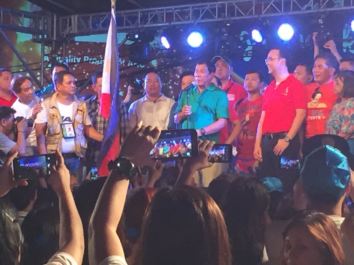 PaoloAnota's tweet photo. Duterte: Kung hindi ninyo iboboto si Cayetano, wag na lang ninyo ako iboto. | @News5E @News5AKSYON @bloombergtvph https://t.co/cfmczhBpXc