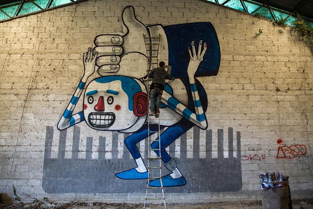 BrandsInvasion's tweet photo. La #streetart contro la dipendenza da like e feed #smm: su @UrbanLivesIT l'opera di Mr Thoms https://t.co/GFRRGLIBHW https://t.co/hSuws9icgM