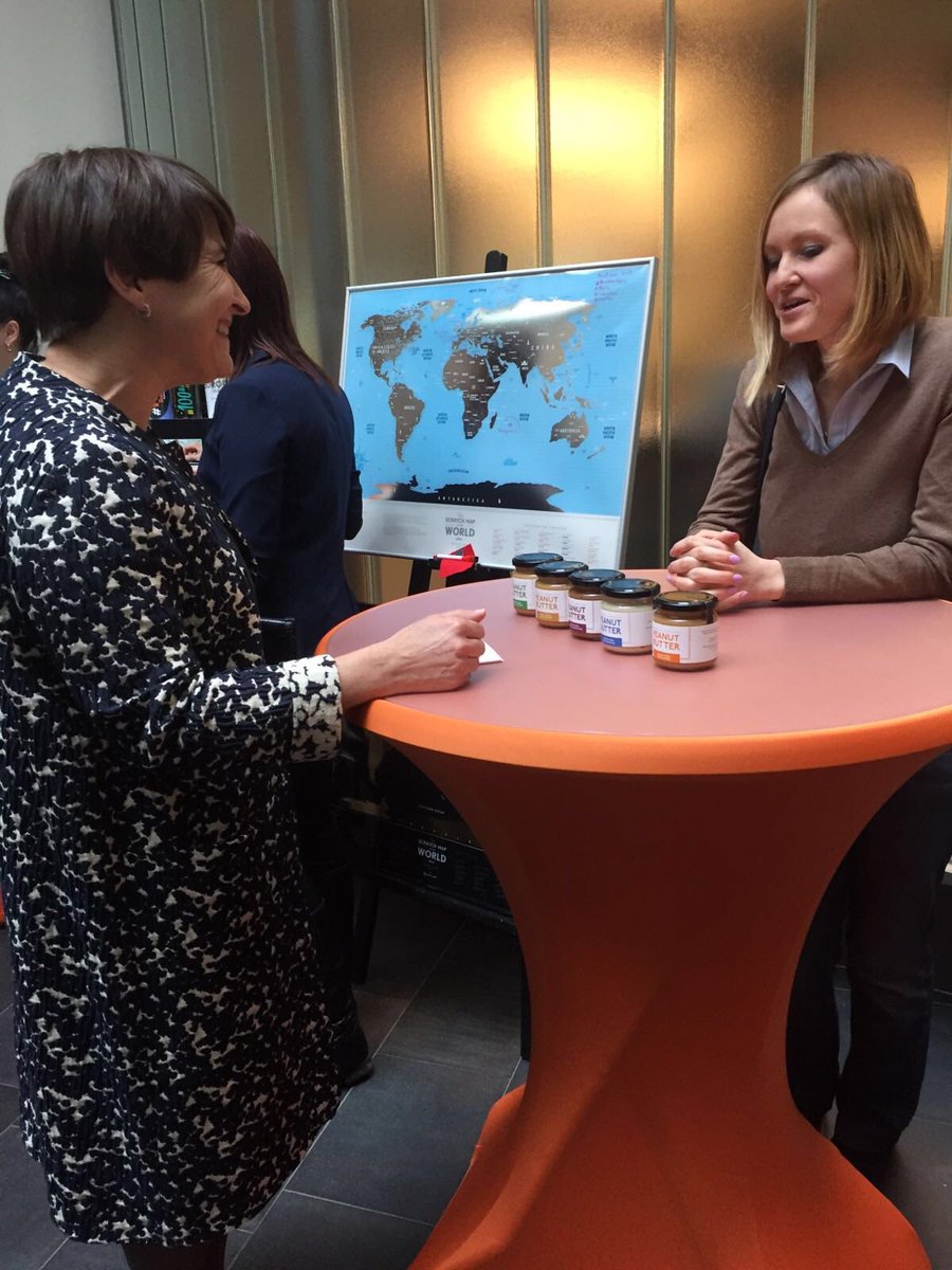 NLhandelsmissie's tweet photo. Minister #Ploumen in gesprek met jonge Oekraïnse ondernemers #Woodrover #ConnectHome #NLUkraine https://t.co/LNp5lx2dJg