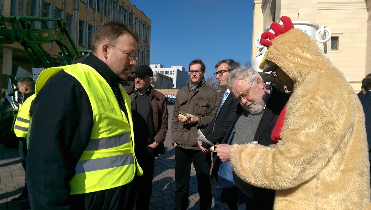 Ben_Raschke's tweet photo. Schön, dass alle Seiten hier vor dem #Landtag ernsthaft diskutieren #Volksbegehren #Massentierhaltung #ltbb https://t.co/cTDCDfTeit
