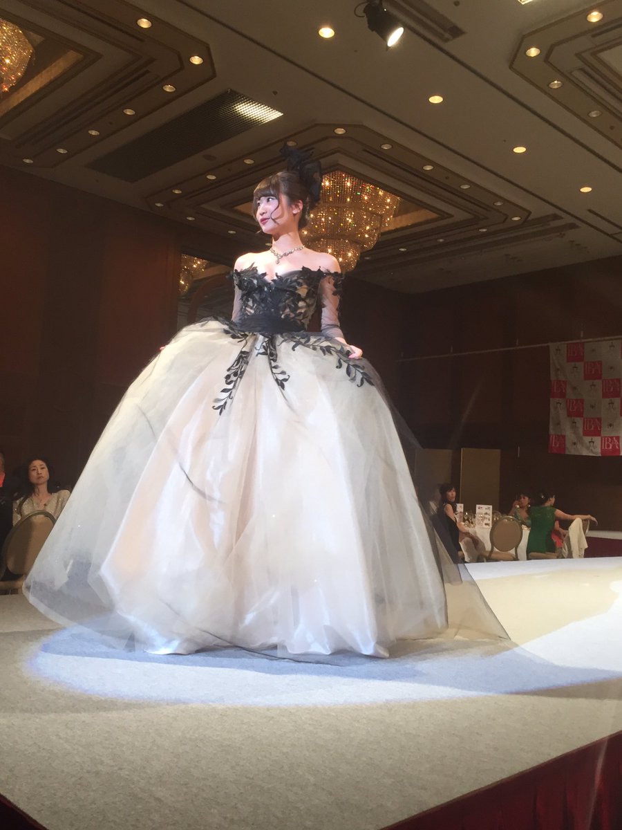 Dela 本日は赤十字チャリティーイベント 梅宮アンナさん Delaメンバーのウェディングドレスファッションショーです T Co Lq2rap6s5j
