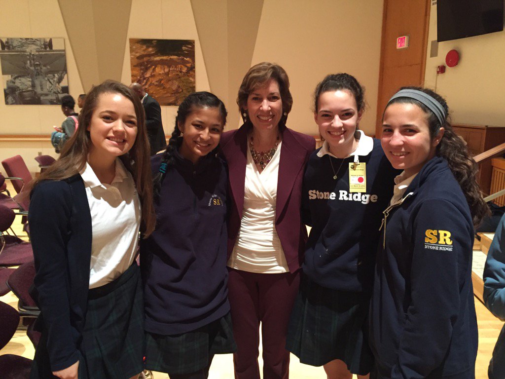 MsPhysSR's tweet photo. #SRGators speak with astronaut Ellen Ochoa at NASA #AskNASAWomen #GatorsGoSTEM https://t.co/ChwHGTDgiF