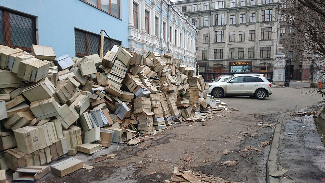 Old KGB archive boxes get dumped outside Lyubyanka. Everybody grabs one for their bookshelf! varlamov.ru/1617856.html