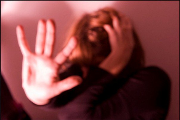 lesinrocks's tweet photo. Les jeunes femmes + diplômées que leur conjoint: les 1e victimes des violences familiales
 https://t.co/Xhi2PDMNuM https://t.co/PA0ZJ2jY5s