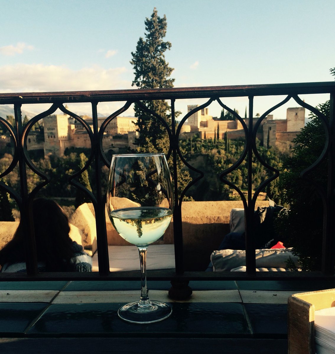 conxyfdz89's tweet photo. Un copa de vino, la alhambra y otras formas de pasar un miercoles cualquiera...#lavidaespami #comoestoytancalidades https://t.co/TxmgdNrjxz