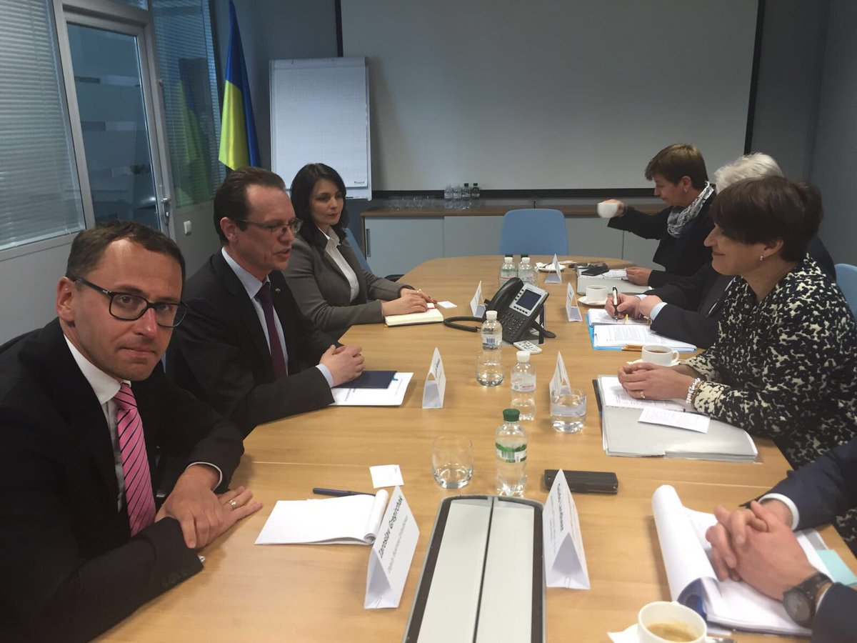 MinBZ's tweet photo. #Ploumen onder de indruk van transparante aanpak business ombudsman #Šemeta in Oekraïne #NLUkraine https://t.co/hUOYctpj57