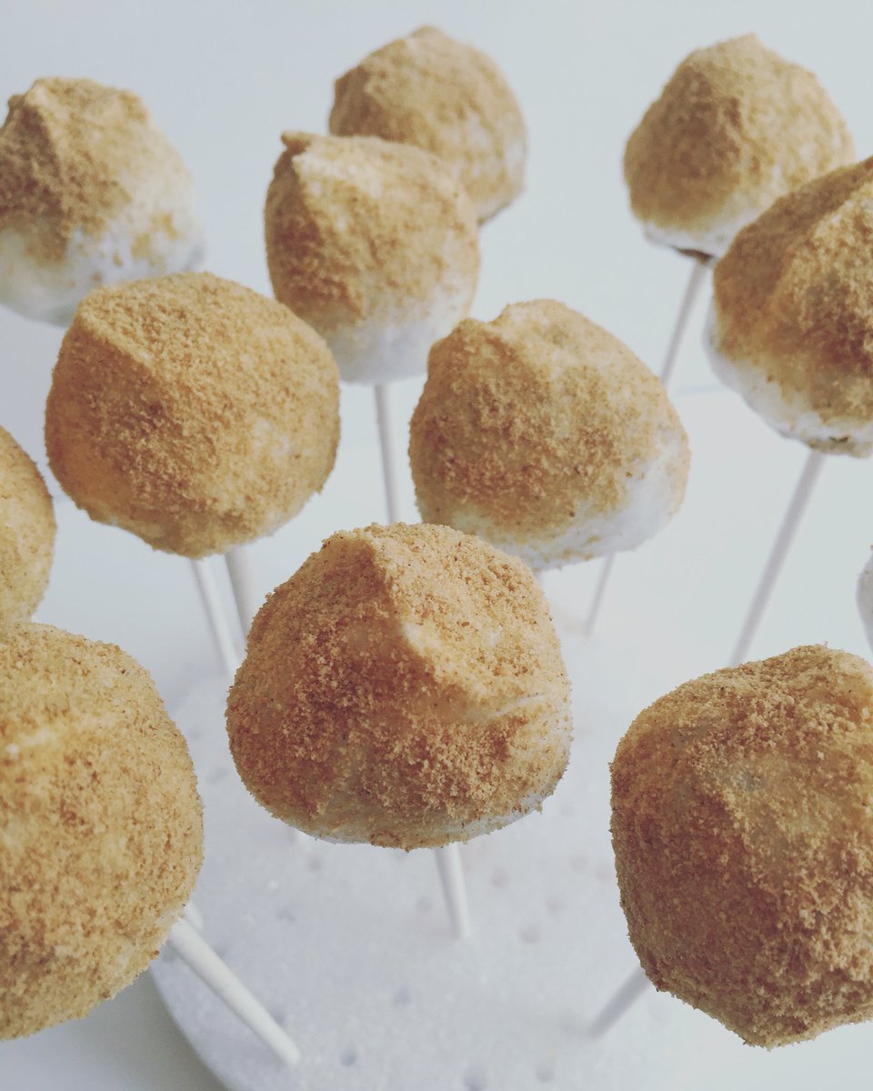confessionsbyAP's tweet photo. Attention Tweeters: 🧀��🍭Cheesecake Pops have arrived #homemade #baking #bakery #cheesecakepops #confectionsbyamanda https://t.co/8DCIjZk12Y