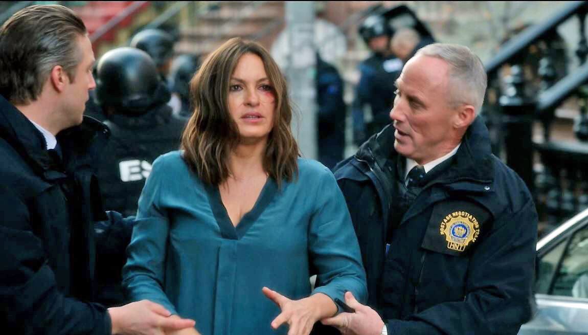 MrsMcSteamy's tweet photo. So @nbcsvu starved, that tonight's #SVUMiniMarathon feels like Christmas Eve. #TransgenderBridge #TownhouseIncident https://t.co/om5LASTGjS
