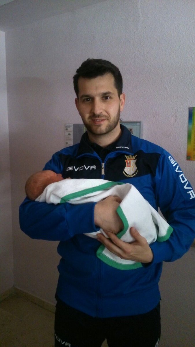 Espartinascf's tweet photo. Enhorabuena a nuestro portero @Carlosalgarc y su pareja Mari Carmen por el nacimiento de su primer hijo #Carlos https://t.co/cw0na5KUZn