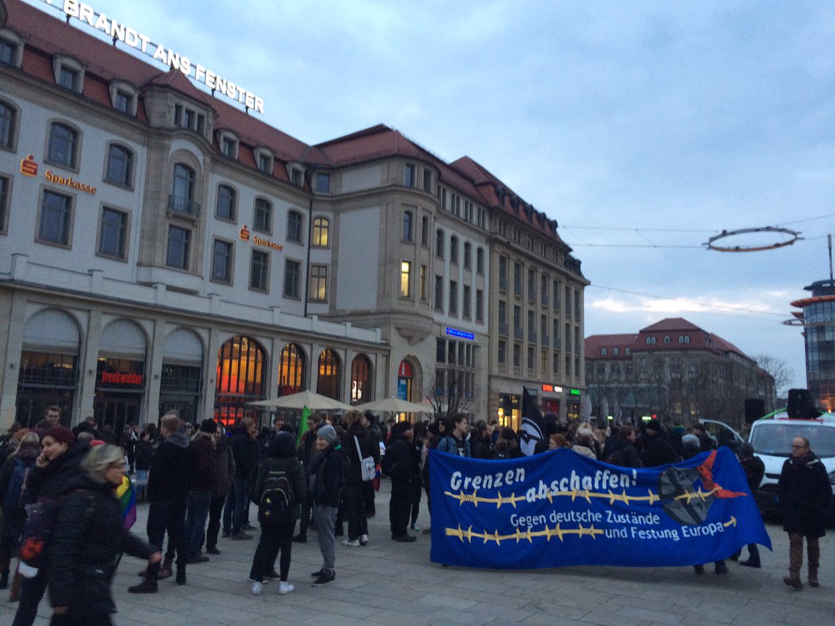 Astrid_RB's tweet photo. Retweeted GRÜNE JUGEND Erfurt (@GJ_Erfurt):
Herz❤️ statt Höcke
#noafd #afnpd #platzef https://t.co/RR1pptjaYg https://t.co/64PpG5rlt9