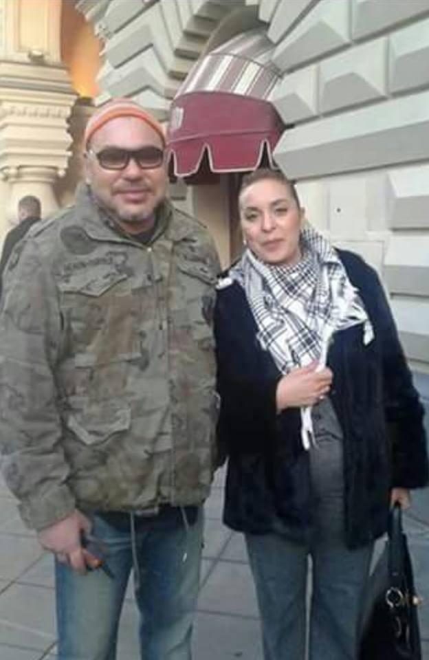 الملك #محمدالسادس يتجول في  #موسكو في الساحة الحمراء أمام المركز التجاري ڭوم  وكالعادة يلتقي ب #الجالية_المغربية  👌