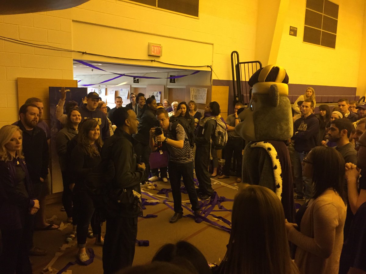 JMUDukeClub's tweet photo. Great crowd sending off @JMUWBasketball to the BIG DANCE! #GoDukes #ProudandTrue #R3IGN https://t.co/hACQXLj2QR