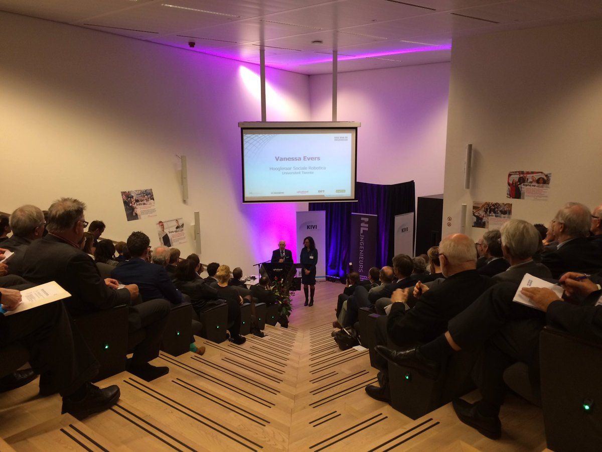 <a href="/evers_vanessa/">Vanessa Evers</a> ontvangt KIVI Academic Society Award van KIVI-president <a href="/MartinVapecon/">Martin van Pernis</a>