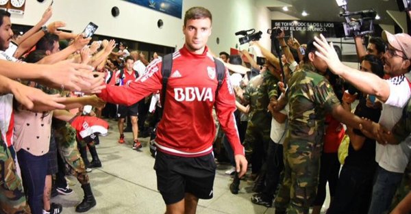 DiarioOle's tweet photo. Así llegó #River a Santa Cruz. Horas antes de jugar contra #TheStrongest irá a La Paz https://t.co/nmm136GXp4 https://t.co/XOxWfJO7LW