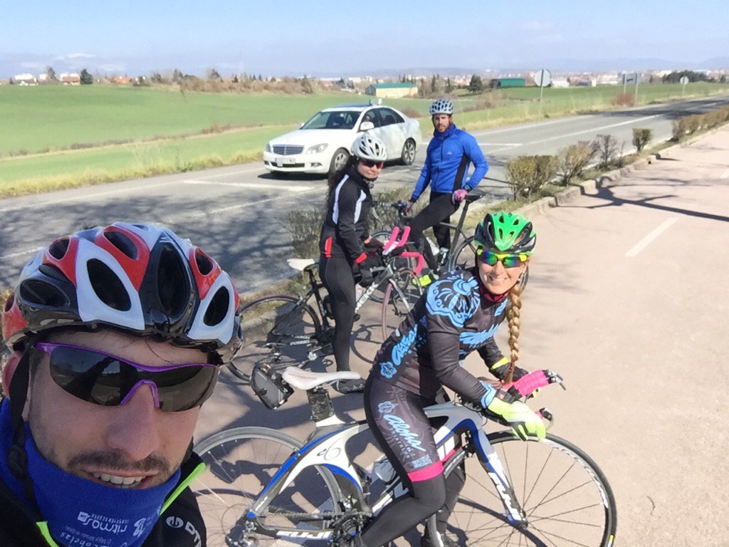 LOKSSSS's tweet photo. Mañana completa con @arratemintegui y el equipo @aloha_triathlon https://t.co/XQ4pZMYXeO