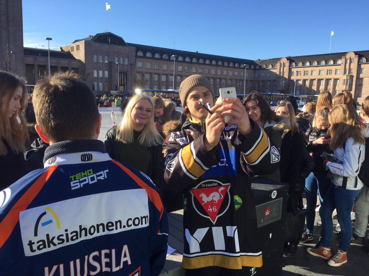 Sebastian Aho ja yhteisselfie! #KohtiMaljaa #Liiga #Kärpät #Helsinki <a href="/SebastianAho/">Sebastian Aho</a>