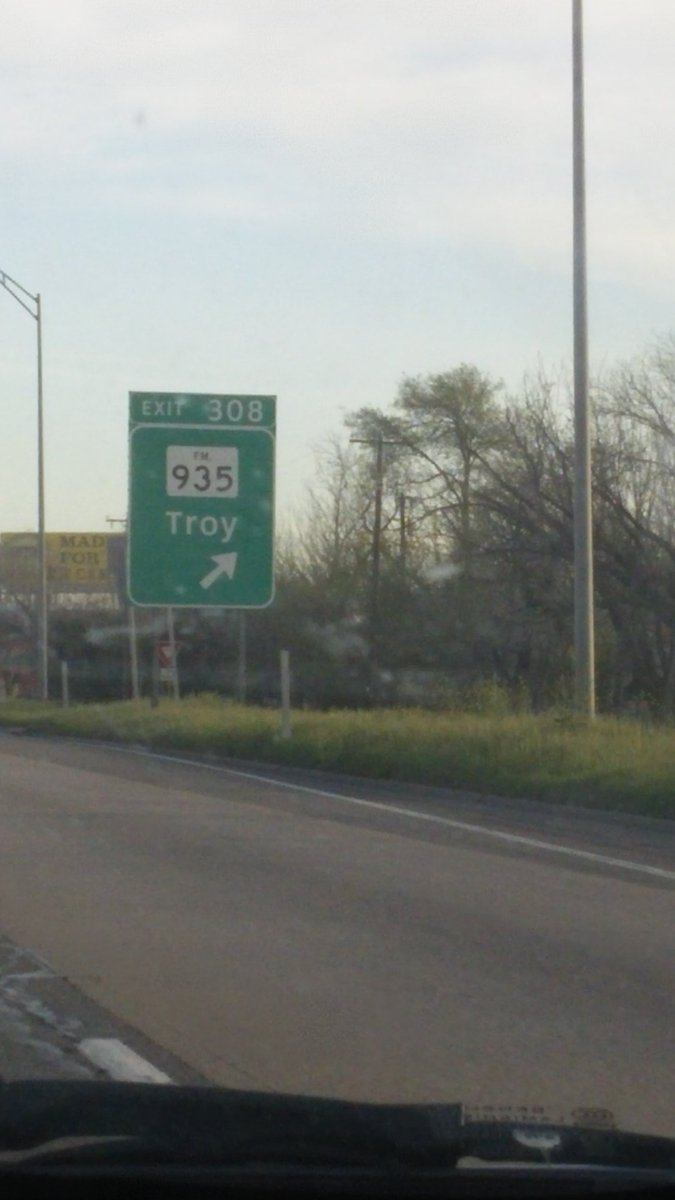 gabby_aguero94's tweet photo. On the way to see @troyesivan and we passed Troy #BNtour #blueneighbourhoodDallas https://t.co/NdzQKOJuZy