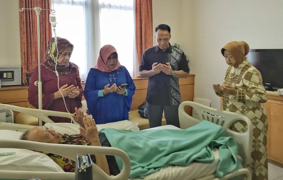 Turut mendoakan kesembuhan untuk <a href="/Gus_Sholah/">Salahuddin Wahid</a>, Al-Fatihah