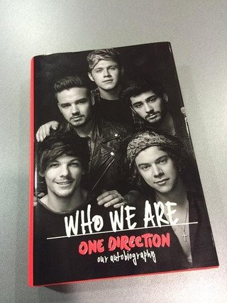 Quity_Tommo's tweet photo. А хто вже читав?
# RT
#OneDirectoin
#Who_we_are https://t.co/StJHOXntJy