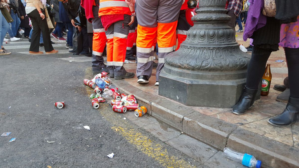AmigosTierraEsp's tweet photo. Hoy la fiesta es diversión, pero también consumo, y con él #residuos Estamos comprobándolo en la #fallas de Valencia https://t.co/4Q0OpanV4x
