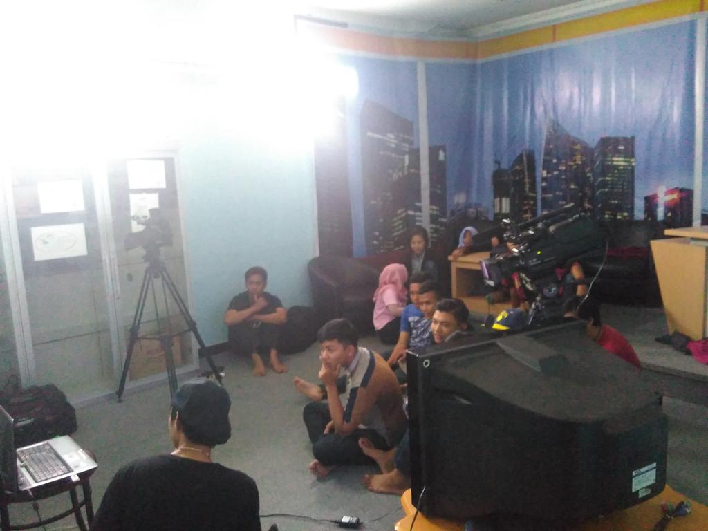 soeryautomo's tweet photo. 'praproduksi - pointv #komunikasimassa @poltekindonusa #kampuscreative #kotasolo https://t.co/yBj5JlEv5O