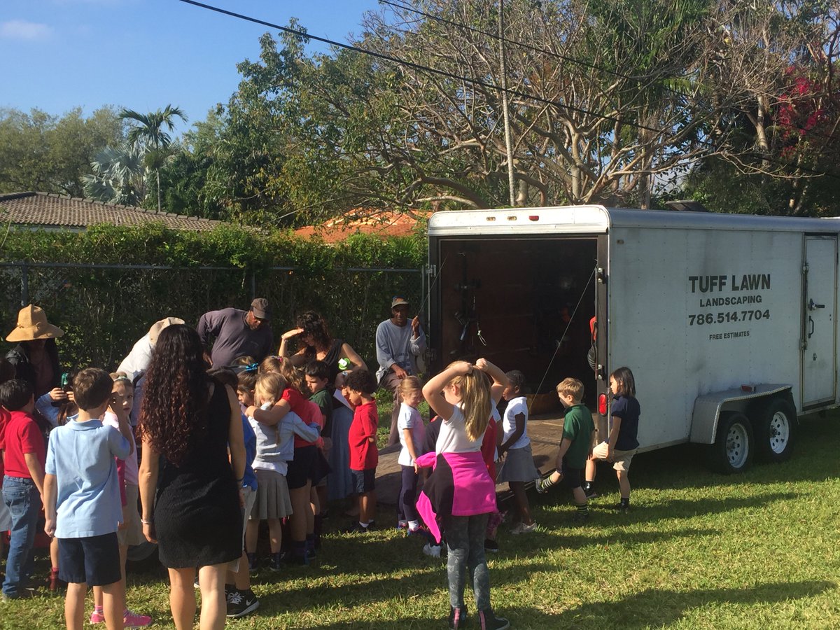 HowardDrivePTA's tweet photo. Today is Career Day at Howard Drive Elementary and the kids are loving it! #CareerDay #HDEEvents https://t.co/0kXsOH1pAH