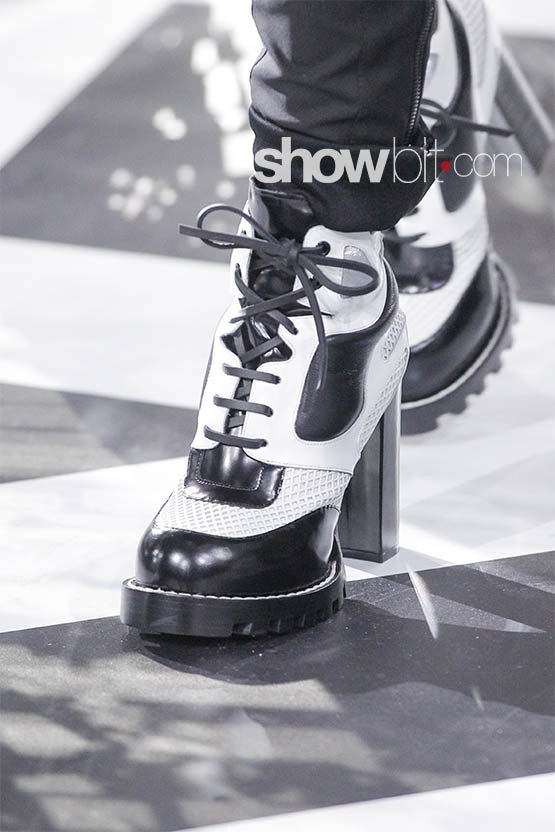 Showbitcom's tweet photo. @LouisVuitton Shoes #FW2016 See More..https://t.co/2jqSW49GGD #LouisVuitton #PFW #fashion #showbitcom #shoes #style https://t.co/FMoivQz1lF
