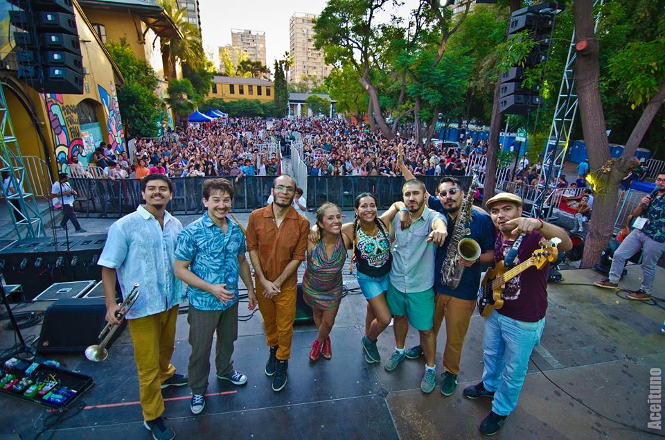 Enlamakinita's tweet photo. El lunes @MakinaKandela estuvo con los mechones de la U.de Chile y este viernes armará la fiesta en Raices Bar https://t.co/H6yCsEjyYT