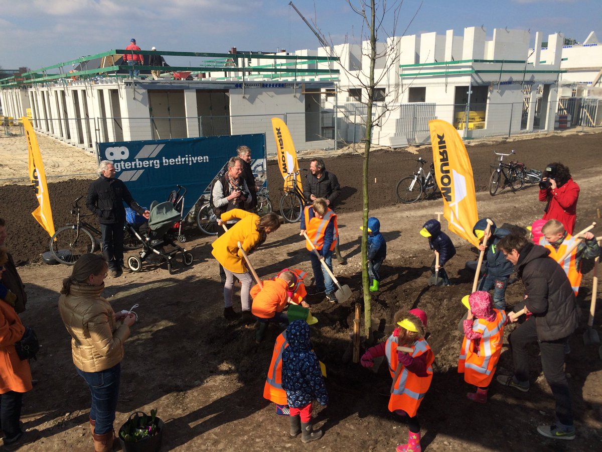 Mourikgroep's tweet photo. #boomfeestdag 1e boom geplant met wethouder @Nvanvroonhoven bij inrichting  Anna's Hoeve @GemeenteHsum https://t.co/rIfWdqdK8k