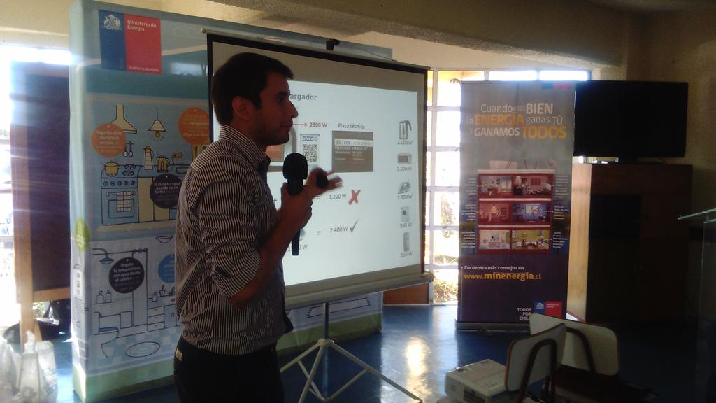 Ministerio de Energía capacita a dalcahuinos y entrega kit de ampolletas de eficiencia energética <a href="/plemus/">Pablo Lemus Peña</a> <a href="/ScJotace/">Juan Carlos Soto C.</a>