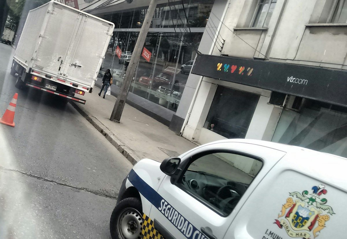 sitiodelsuceso's tweet photo. #ViñadelMar Se mantiene en el lugar camión que atropelló a mujer en calle Arlegui con Ecuador. Precaución https://t.co/moeP9Md4LM