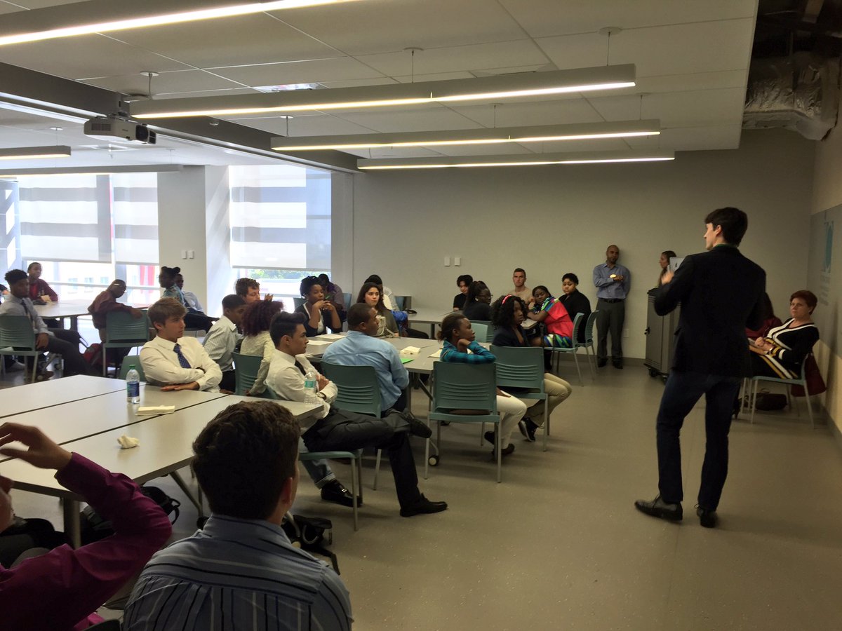 ArturoJReal's tweet image. .@alexandreuribe introduces @ideacentermdc to students from 5 different high schools in #Miami