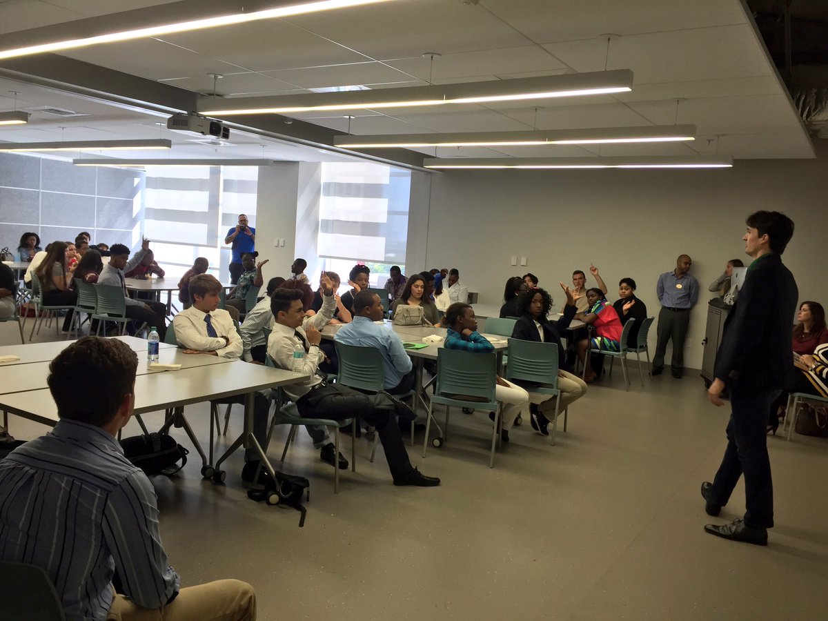 ArturoJReal's tweet image. .@alexandreuribe introduces @ideacentermdc to students from 5 different high schools in #Miami