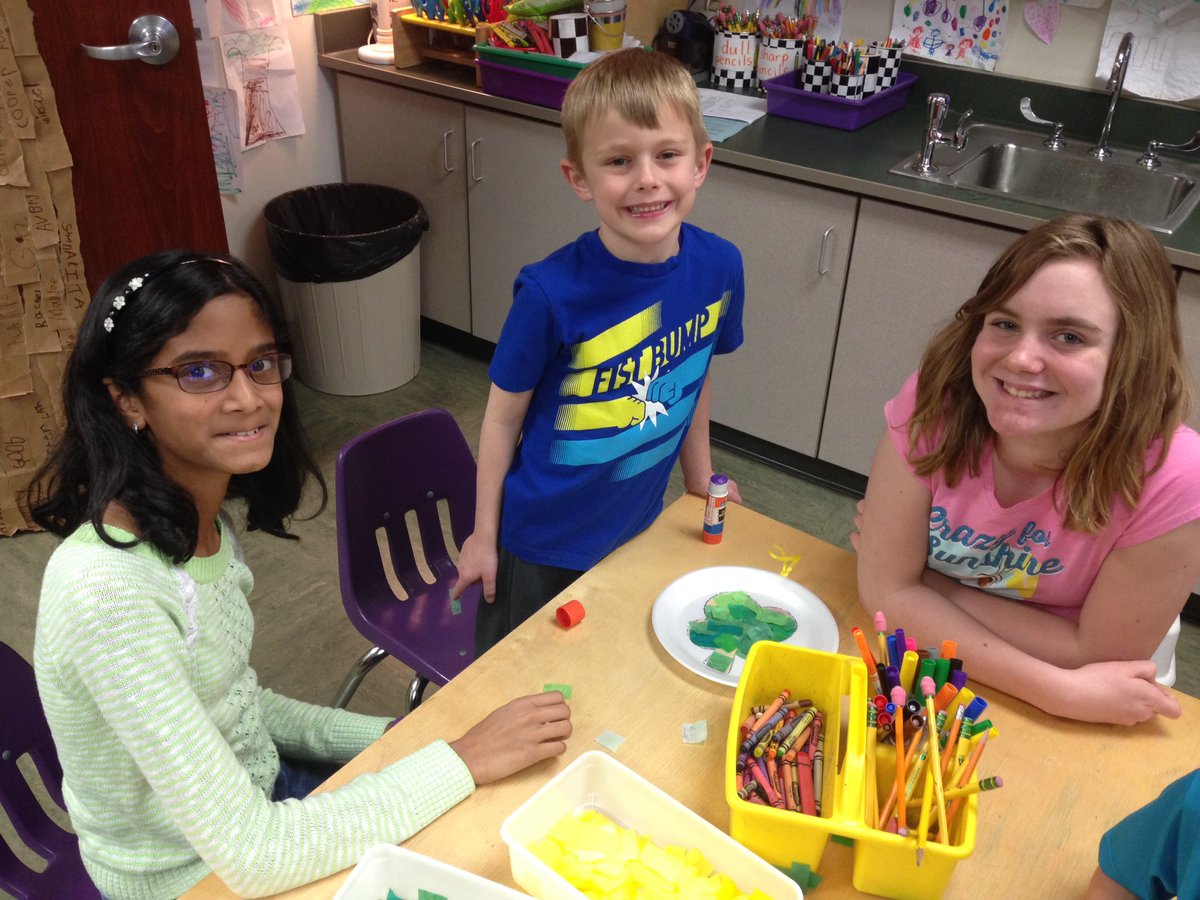 MissLodico's tweet photo. Team Harper collaborating with PM @MaureenKno buddies! Creating St. Patrick's Day crafts! @greDCSD https://t.co/dbE5Rb6sNb