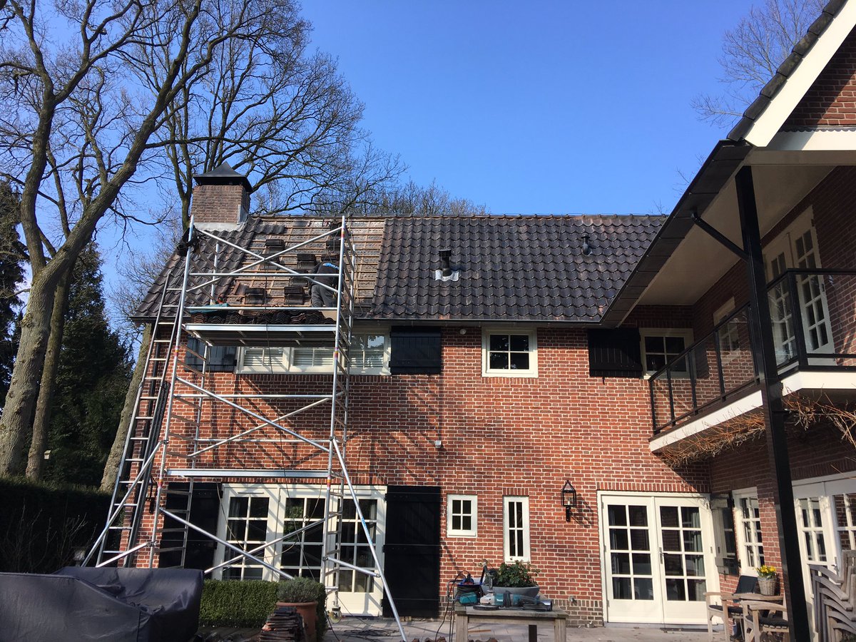 Atelia_dak's tweet photo. Dakpannen herschikken in laten #dakpannen #atelia #dakrenovatie https://t.co/5vkb2U6Kxn