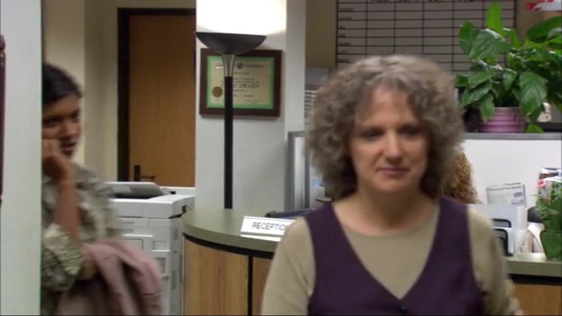 jchballa34's tweet photo. Can someone explain who the heck this lady is on the office in season 2? #bloope https://t.co/6G1s3RfACk
