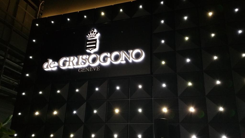 GioKinto's tweet photo. deGrisogono partners with Samsung to create a special edition of the Gear S2 smartwatch #Baselworld2016 #wearables https://t.co/SF4buicmZt