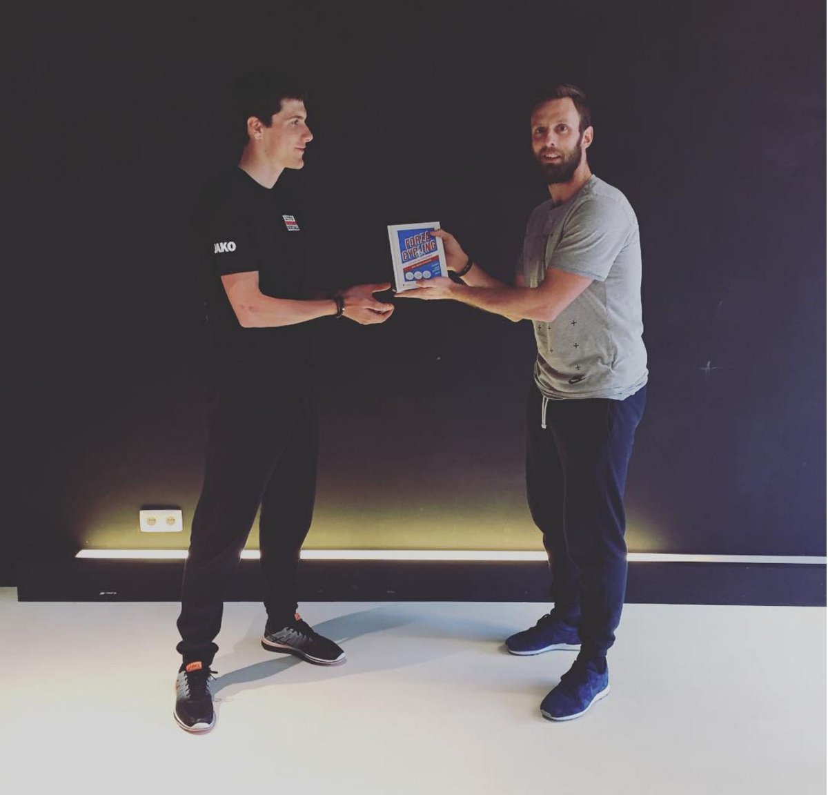 BLPublishers's tweet photo. Wielergod(je) worden m/h boek #ForzaCycling, tips van @TiesjBenoot @jenskeukeleire @LouisVervaeke en @rvangucht https://t.co/bDpYCGnLWb