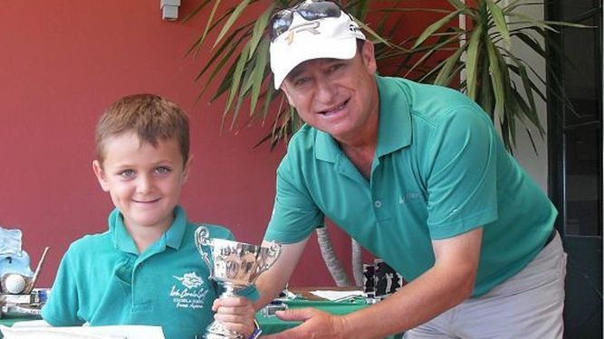 NoticiasdeGolf's tweet photo. Niño de 7 años devuelve trofeo de golf que había ganado por un error https://t.co/JQBGaQSRna #todounpro #honestidad https://t.co/j1Yrm9JbAD