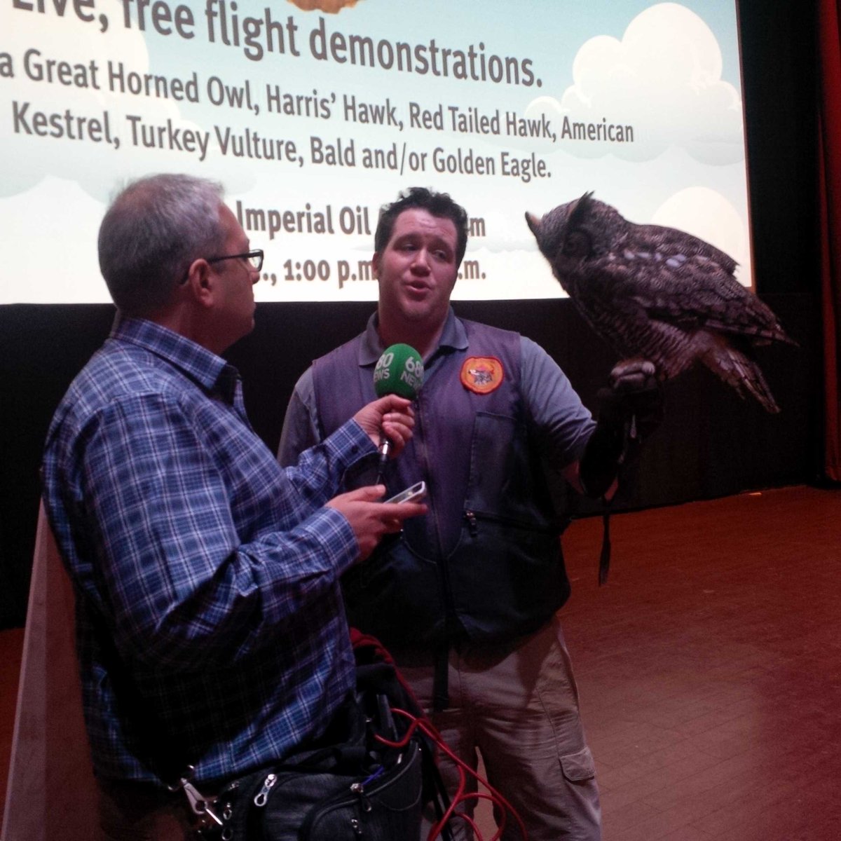 OntScienceCtr's tweet image. .@momin680News interviews Gonzo, the great horned owl. #ScienceofFlight demos daily during #MarchBreak.