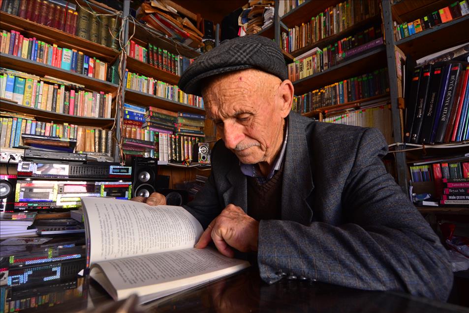 NihayetDergi's tweet photo. Hatay'da yaşayan Abdulkadir Doğan emekli olduktan sonra, kitap sevgisi dolayısıyla dükkanını kütüphaneye çevirdi(AA) https://t.co/cMOLIC3ddM