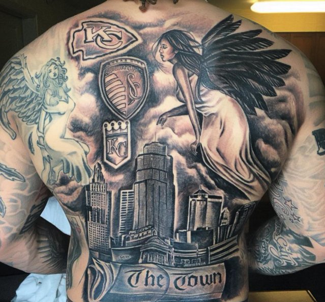 BleacherReport's tweet photo. Broncos' Shane Ray tattoos a Chiefs logo on his back to rep his hometown 🤔 https://t.co/gu9Lxcbh4X https://t.co/HpCqpndtCu