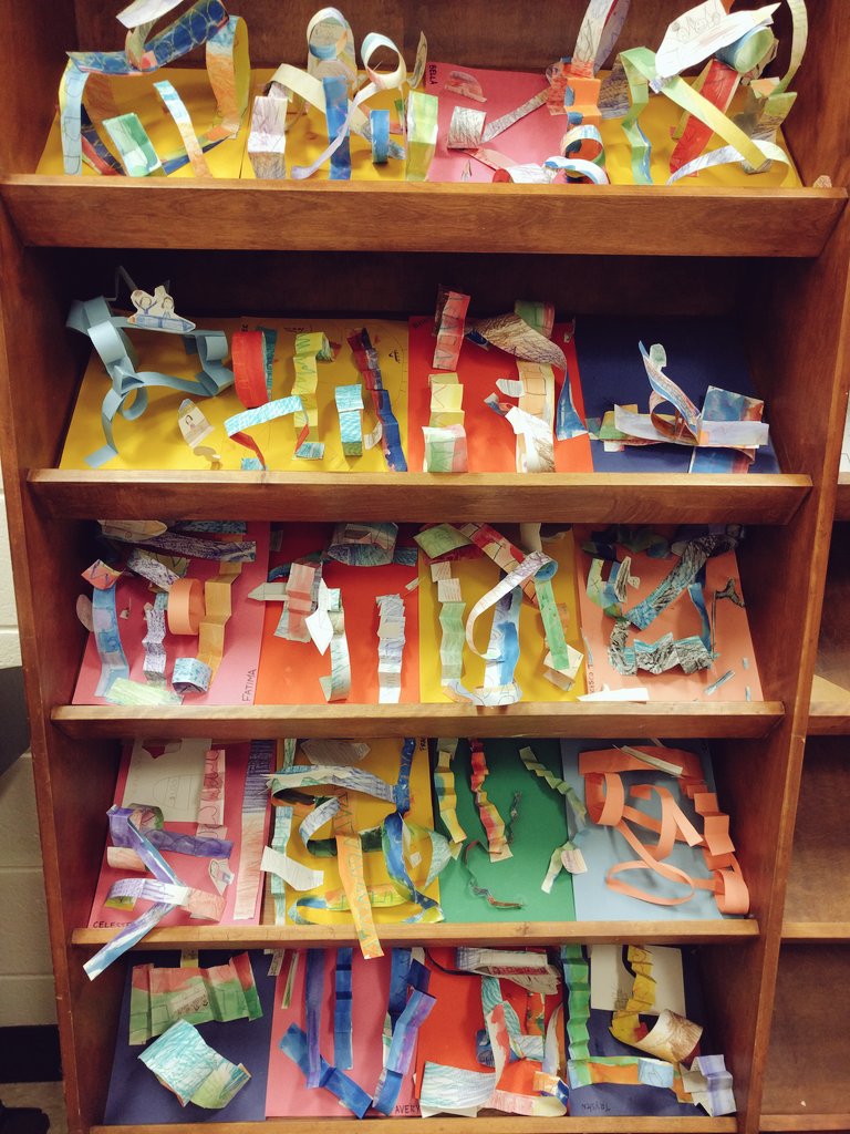 artwithmsk's tweet image. Grade2 roller coaster sculptures drying on instrument shelf. #itinerantlife #creativestoragesolutions #arteducation