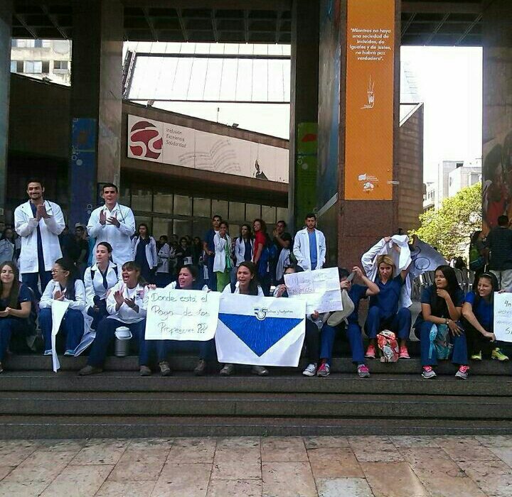 chacin_genova's tweet photo. #unergmedicina #crhya Los estudiantes de la #unerg necesitamos respuestas. @Mppeuct @jaarreaza @ariselamedina https://t.co/JnTciyWA3T