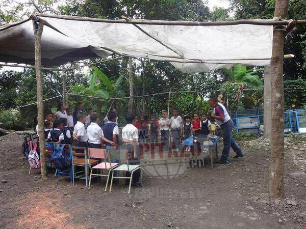 javiertarazona's tweet photo. #FOTOS En vez de baños, letrinas y por pisos “tierra” tienen escuelas del #Táchira https://t.co/VgGdRvKrR0 https://t.co/5unP4RAC6V