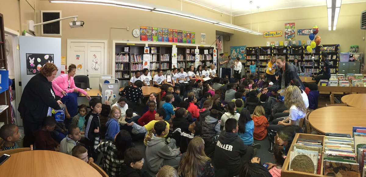 kcautv's tweet photo. @MUKnights stopped by #HuntElementary to celebrate its @Play_NAIA Championshipwith Oreos and CapriSun https://t.co/IZaMOOMjkN
