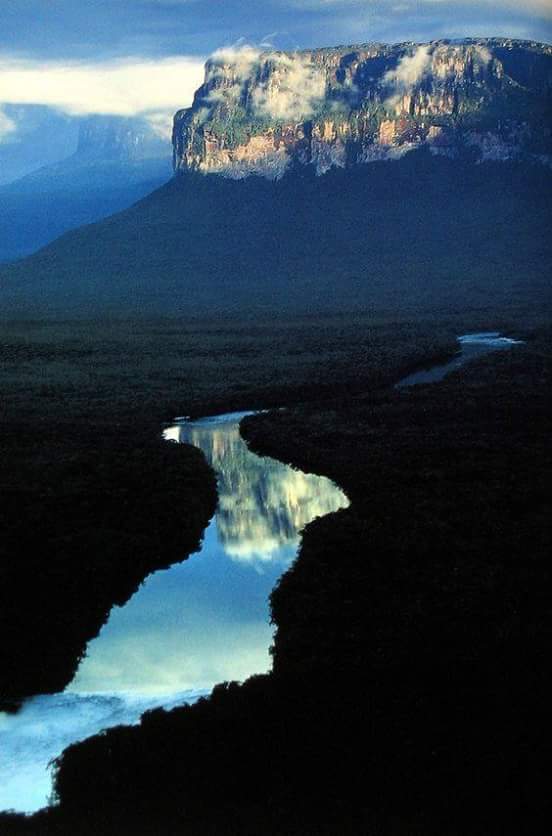 Feliz miercoles les deseamos con nuestro imponente Monte Roraima😊 #Venezuela