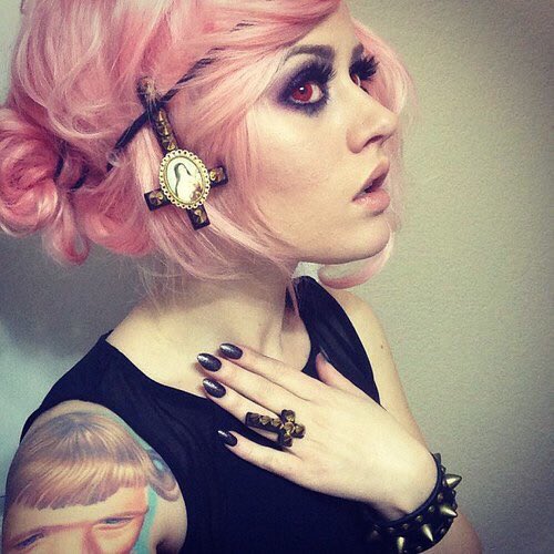 | Not new to RP or Greek Mythology
  Heterosexual SV
  #Zombie
  Looking for plots! 
  RT?