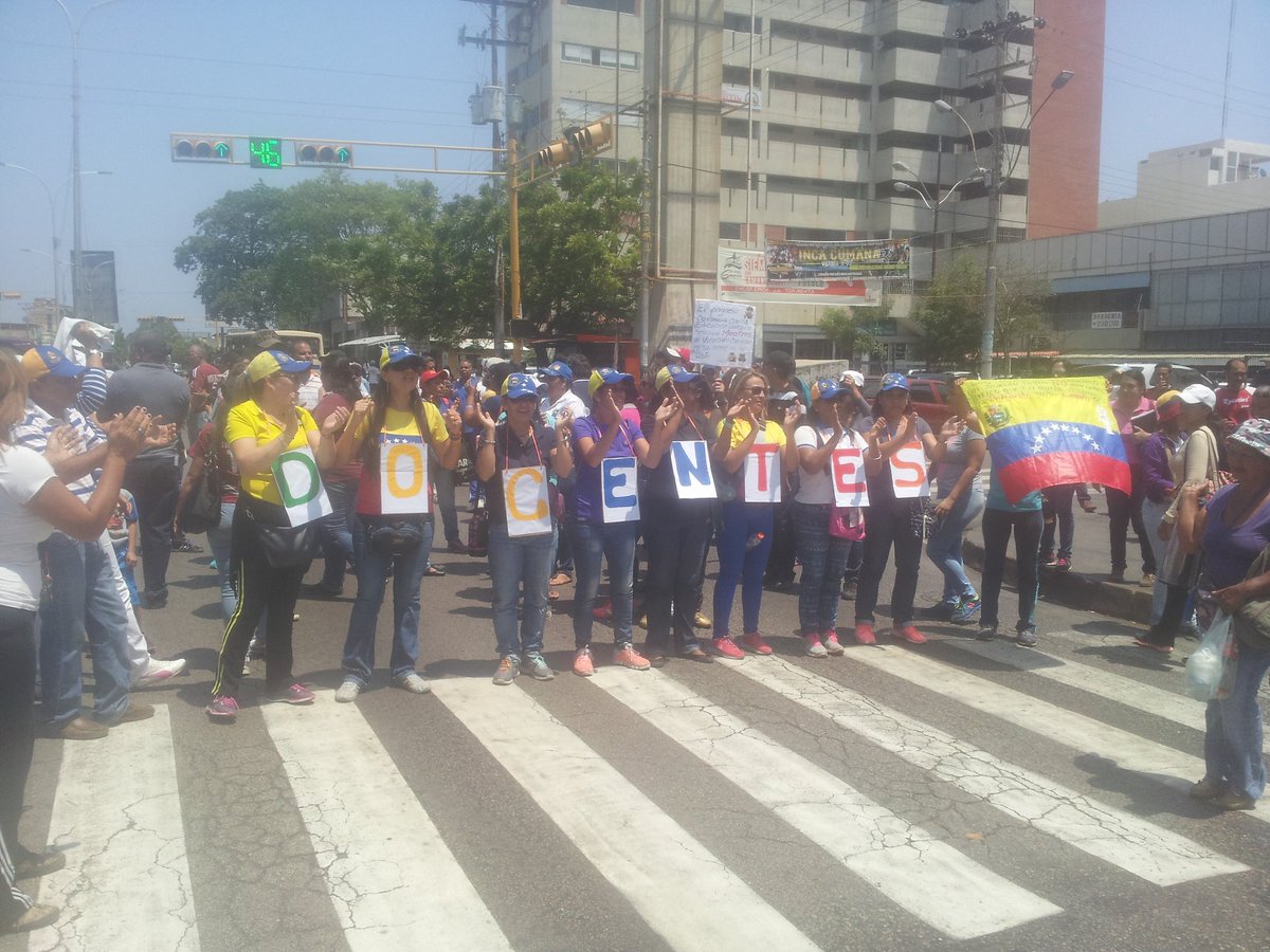 mostrata's tweet photo. #16Mar #Cumaná los docentes NO aceptamos #ContratoColectivoPírrico aumento de 55% está devaluado @docentesBarines https://t.co/W8jU0lQAZW