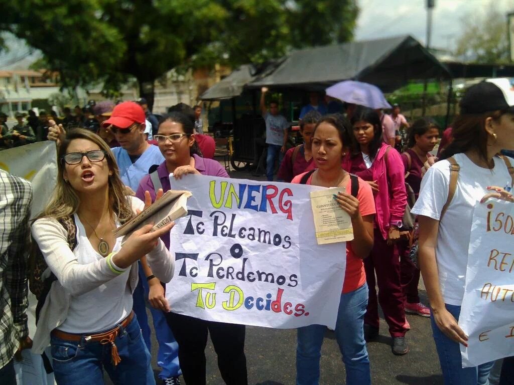 josesilva003's tweet photo. @MPPEDUCACION Estudiantes e medicina unerg 4 año espera ser atendidos por autoridades en sede del ministerio chorro https://t.co/E6TbDQgr52